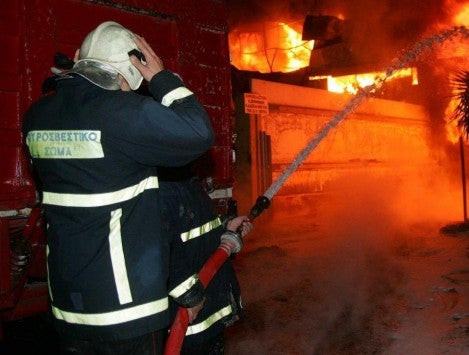 Πυρκαγιά ξέσπασε σε εγκαταλελειμμένο εργοστάσιο στην περιοχή του Τυρνάβου